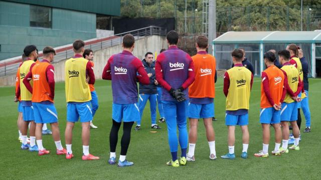 Xavi Hernández da instrucciones a los jugadores del Barça en un entrenamiento / FCB