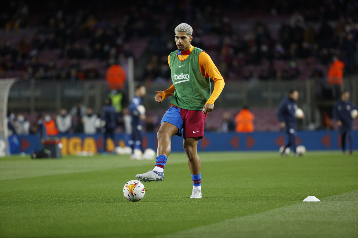 Ronald Araujo, durante el calentamiento previo al Barça-Sevilla / EFE