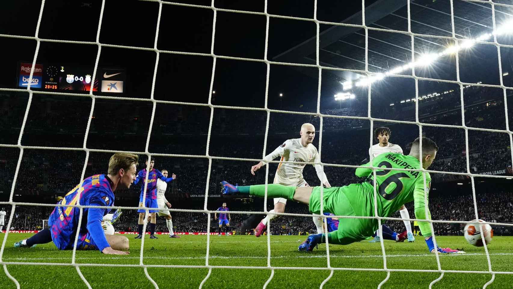 Iñaki Peña, portero del Galatasaray, en una acción del partido contra el Barça / EFE