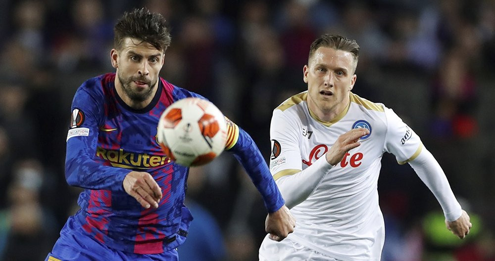 Piqué, disputando el balón, contra un futbolista del Nápoles en la Europa League / EFE