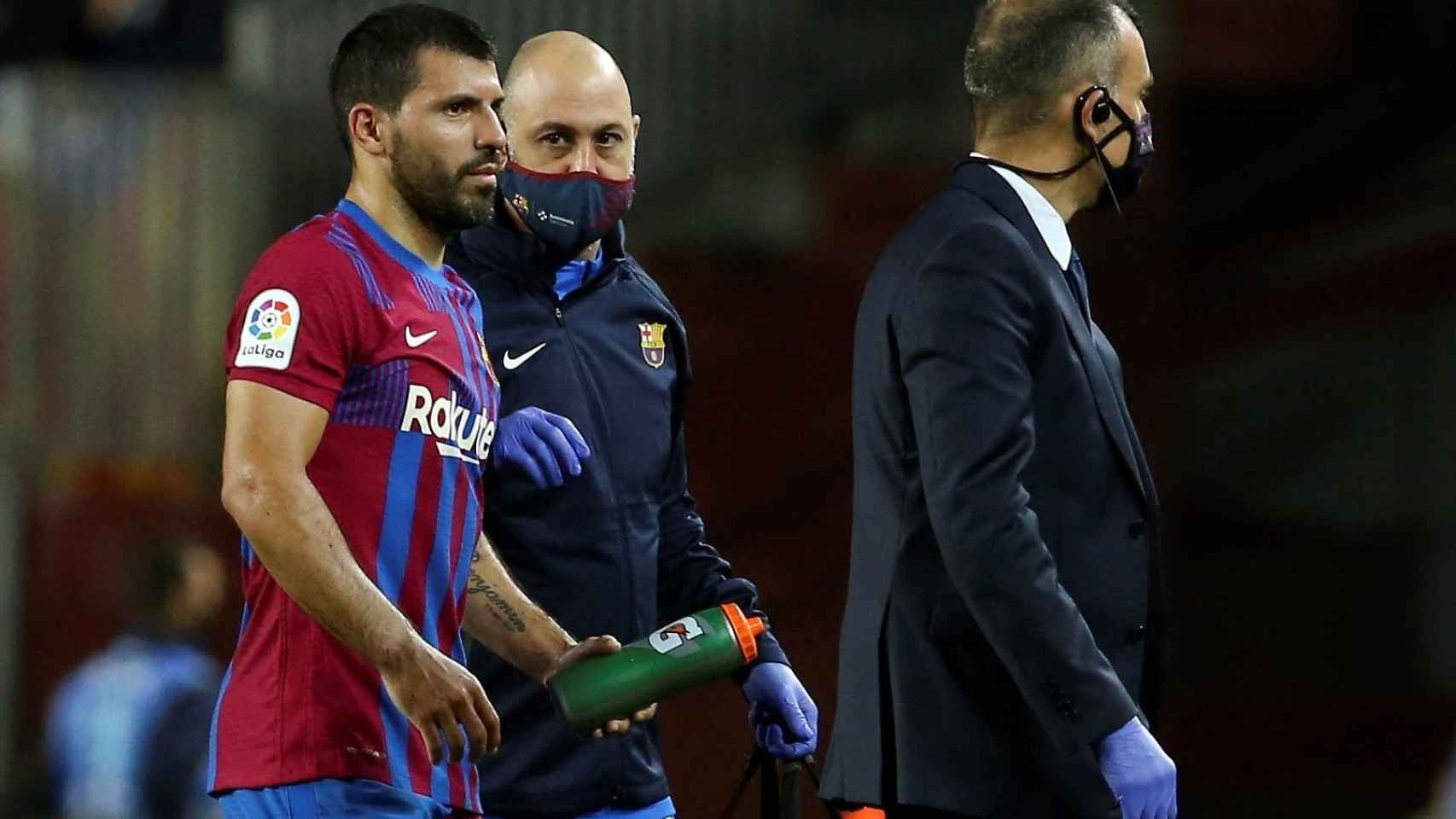 El Kun Agüero, saliendo del campo tras el susto contra el Alavés / EFE