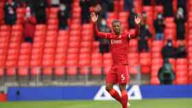 Wijnaldum despidéndose de Anfield / EFE