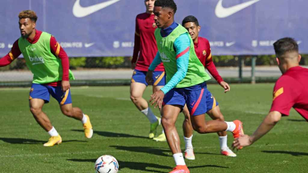 Junior Firpo entrenando con el Barça