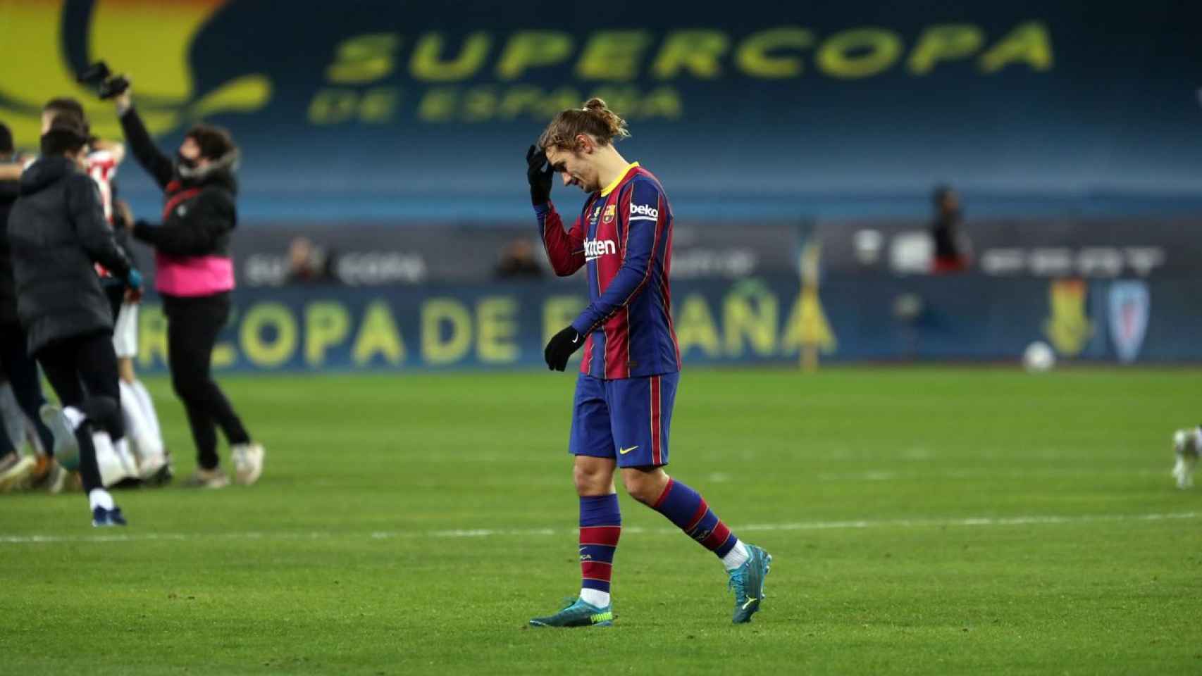 Griezmann lamentando haber perdido la final de la Supercopa de España en Sevilla contra el Athletic / FC BARCELONA