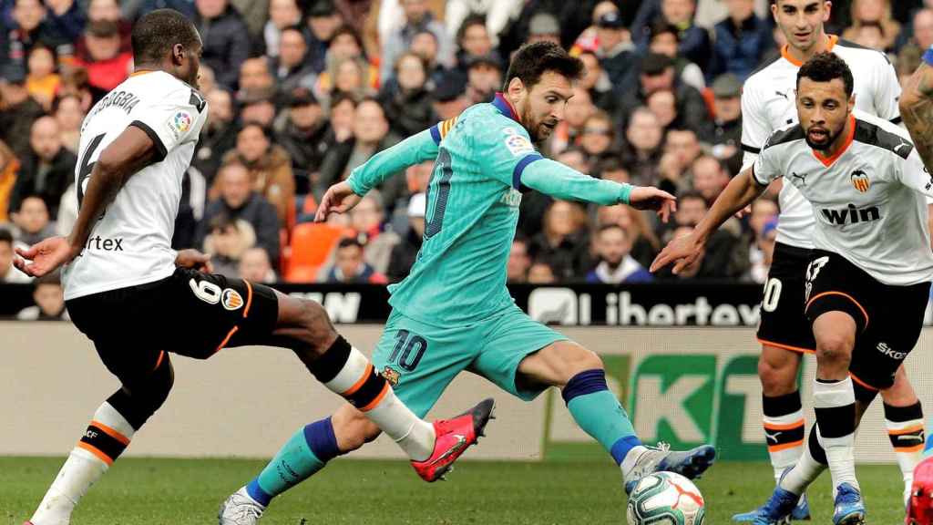 Messi durante el partido del Barça en Mestalla / EFE