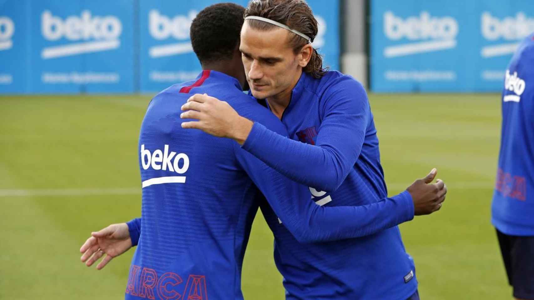 Dembelé y Griezmann saludándose antes de un entrenamiento del Barça / FC Barcelona