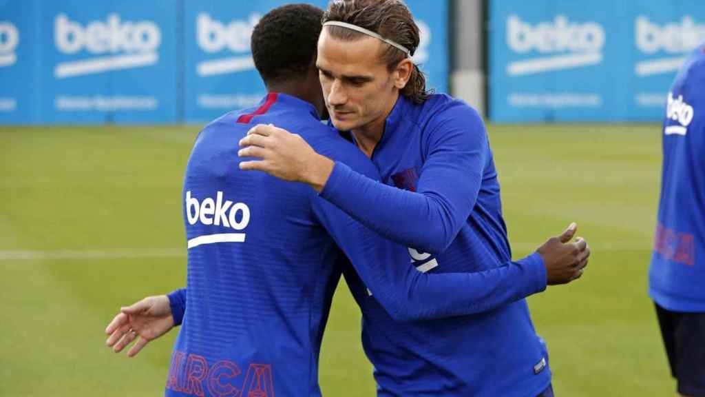 Dembelé y Griezmann saludándose antes de un entrenamiento del Barça / FC Barcelona