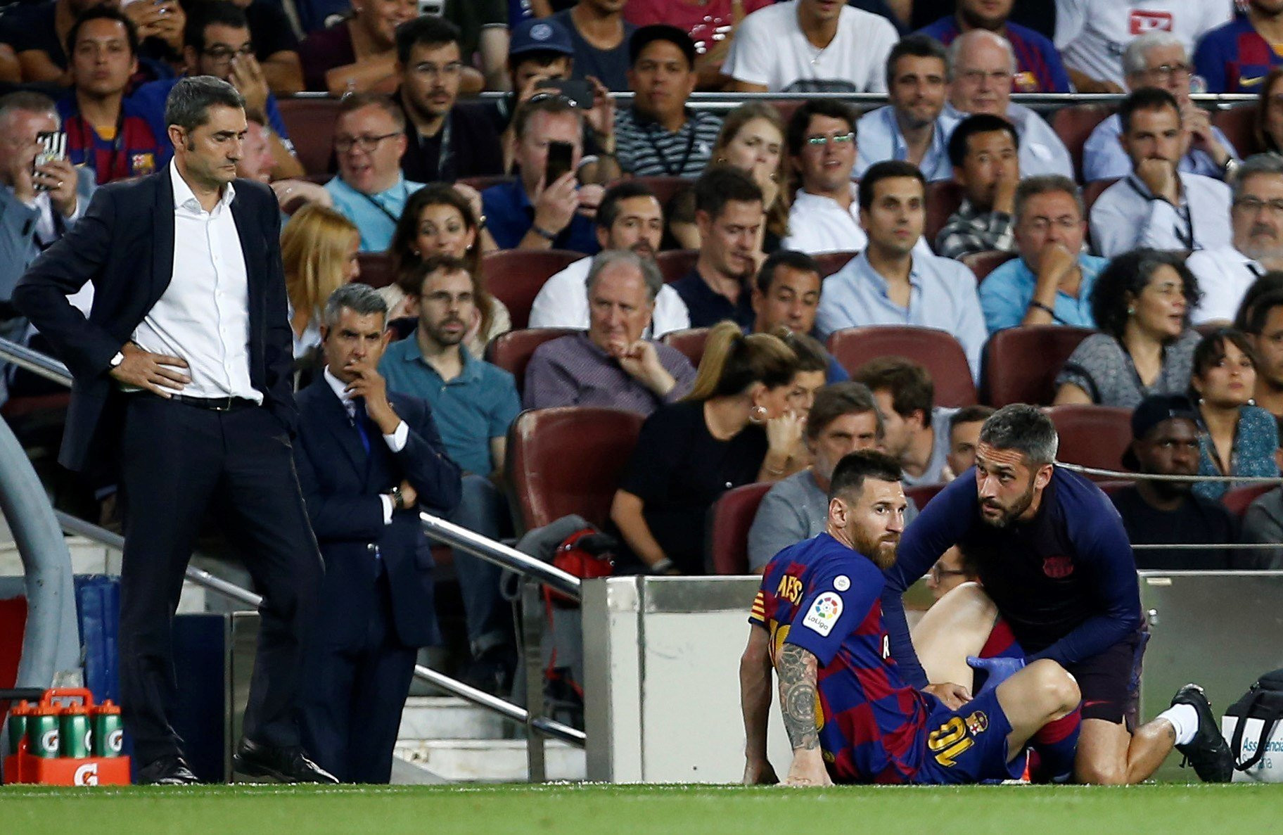 Leo Messi es atendido en la banda en el duelo frente al Villarreal / EFE