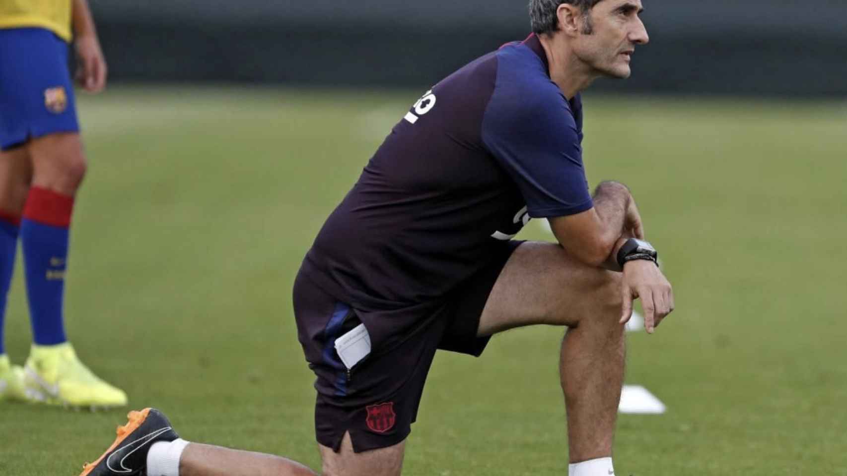 Una foto de Ernesto Valverde durante un entrenamiento del Barça / FCB