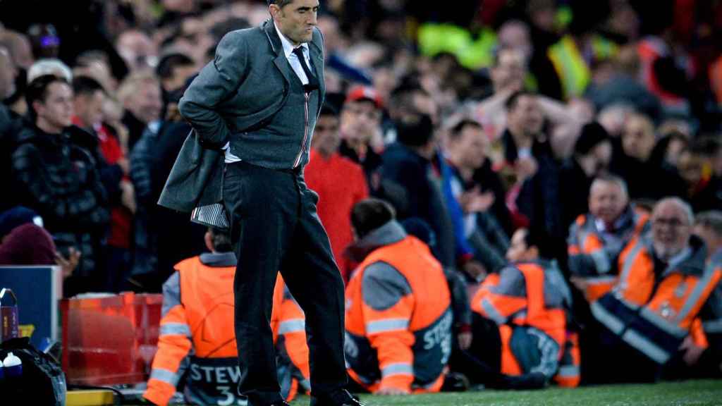 Valverde en la banda durante el Liverpool - Barça / EFE