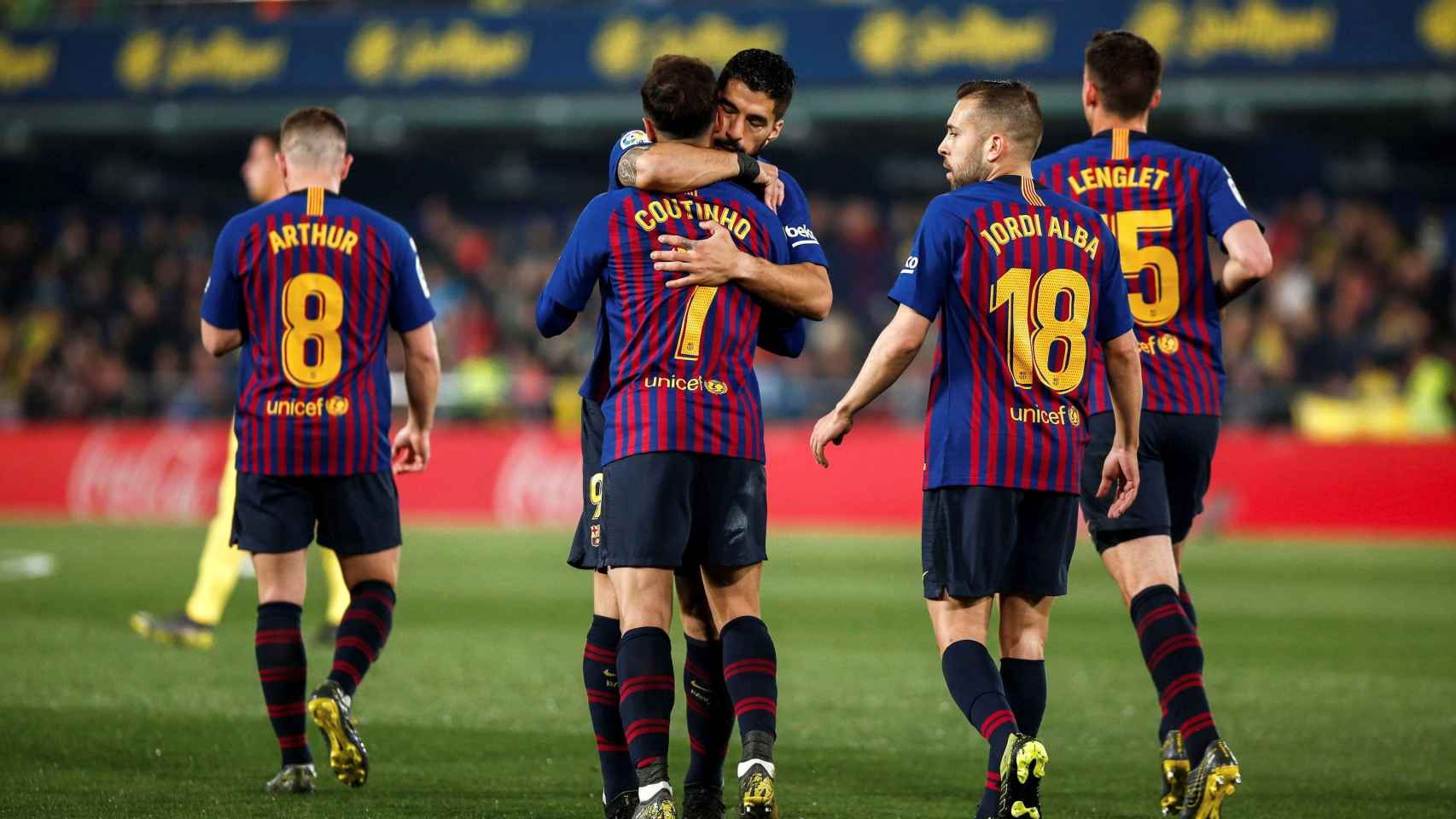 Una foto de Luis Suárez con Philippe Coutinho tras marcar ante el Villarreal / EFE