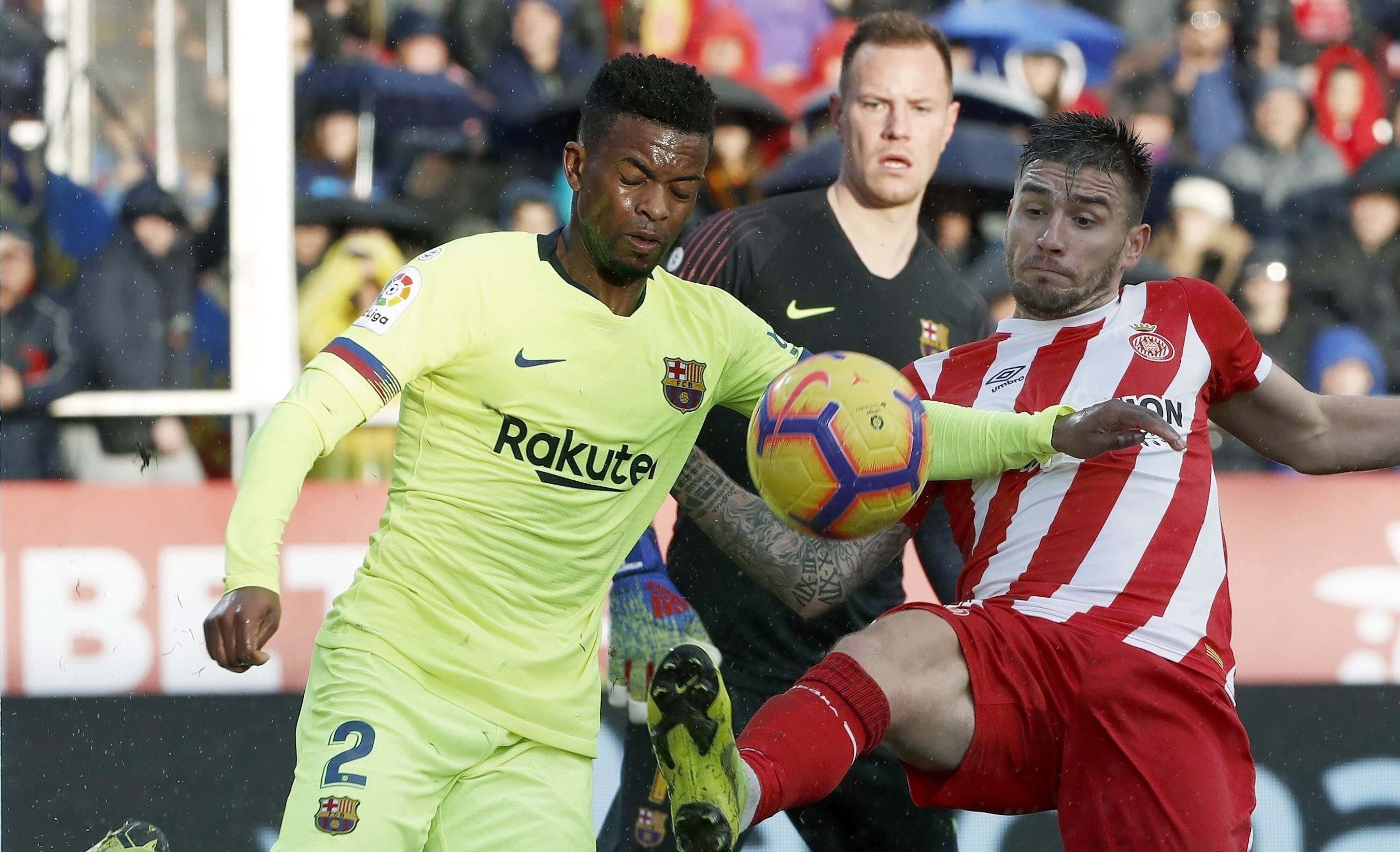 Nelson Semedo disputando un balón con Portu (Girona) / EFE