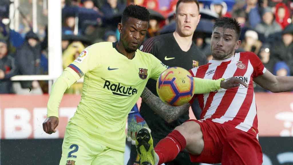 Nelson Semedo disputando un balón con Portu (Girona) / EFE