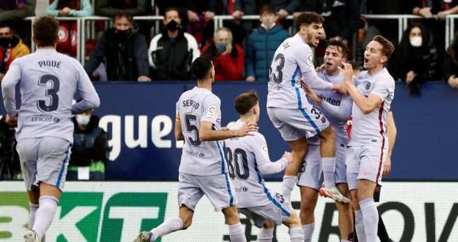 Abde, Gavi, Busquets y Luuk celebran desatados el primer gol de Nico, contra el Osasuna / EFE