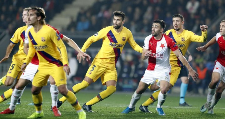 Gerard Piqué defendiendo una acción del Slavia de Praga / FC Barcelona