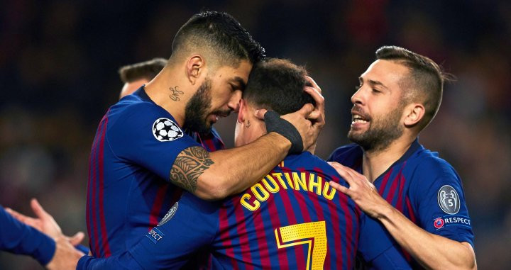 Una foto de Luis Suárez y Jordi Alba felicitando a Philippe Coutinho por su gol al Olympique de Lyon / EFE