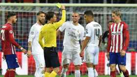 Mark Clattenburg, durante la final de Champions de 2016 entre Atlético de Madrid y Real Madrid / EFE