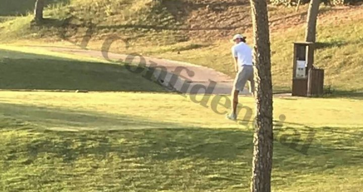 Gareth Bale jugando a golf durante el Real Madrid-Tottenham / El Confidencial