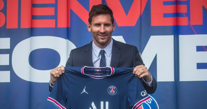 Messi posando con su nueva camiseta del PSG en el Parc des Princes / EFE