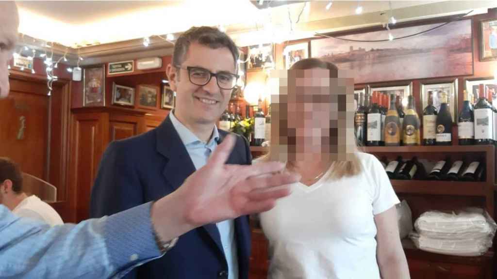 El ministro de la Presidencia, Félix Bolaños, en el restaurante barcelonés Salamanca, junto a su propietario, Silvestre Sánchez (i), y una clienta del local / CG