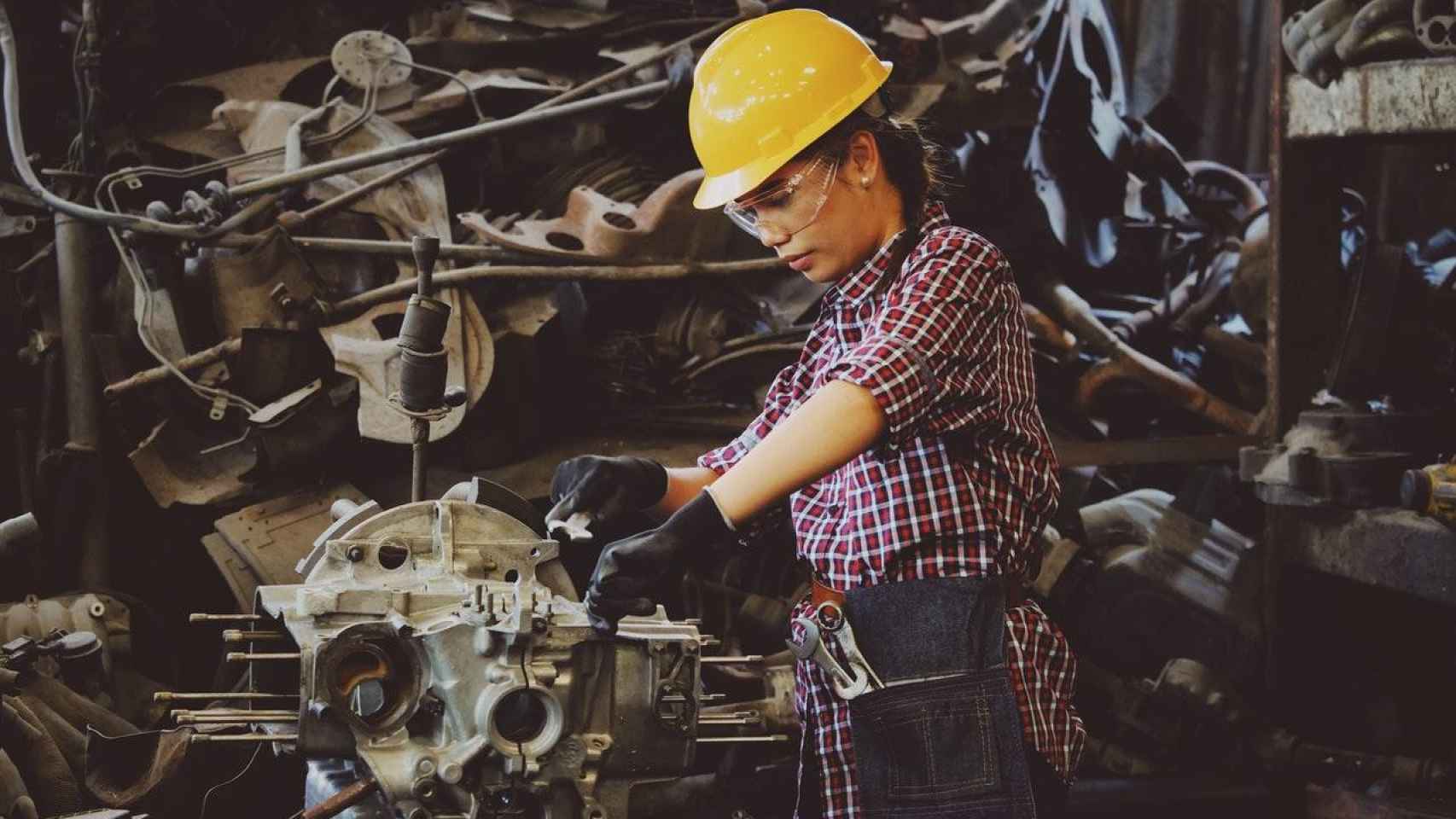 Una mujer trabajadora del sector de la industria / PEXELS