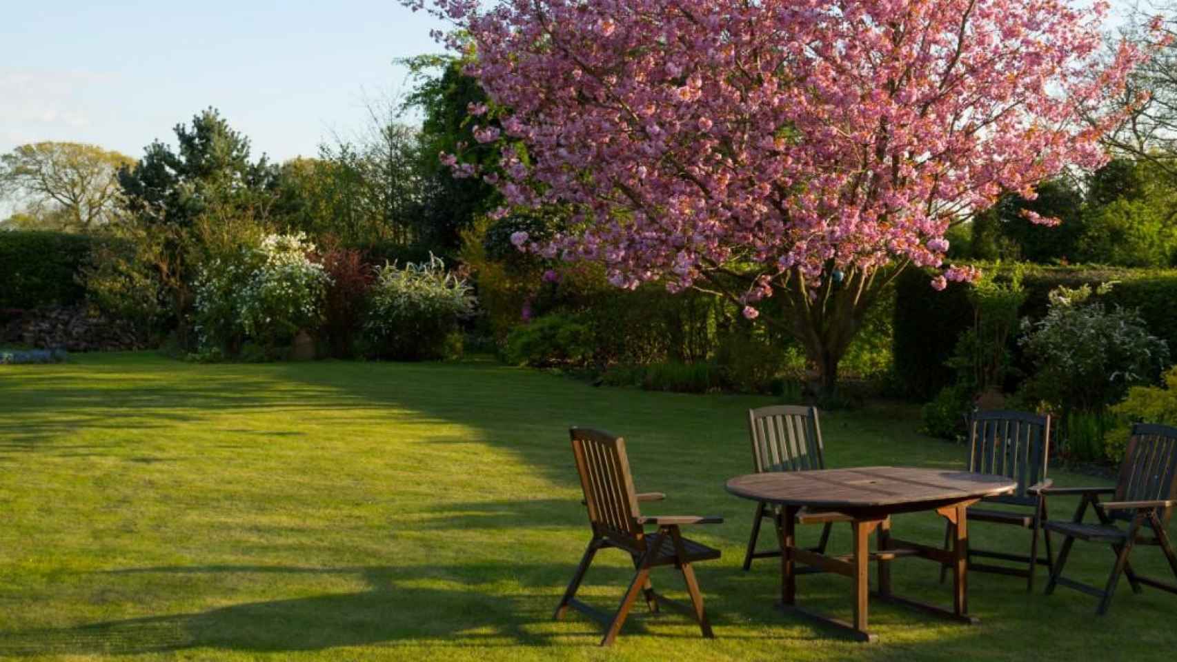 Un gran jardín con muebles de madera / ARCHIVO