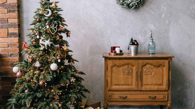 Un árbol de Navidad con regalos / PEXELS