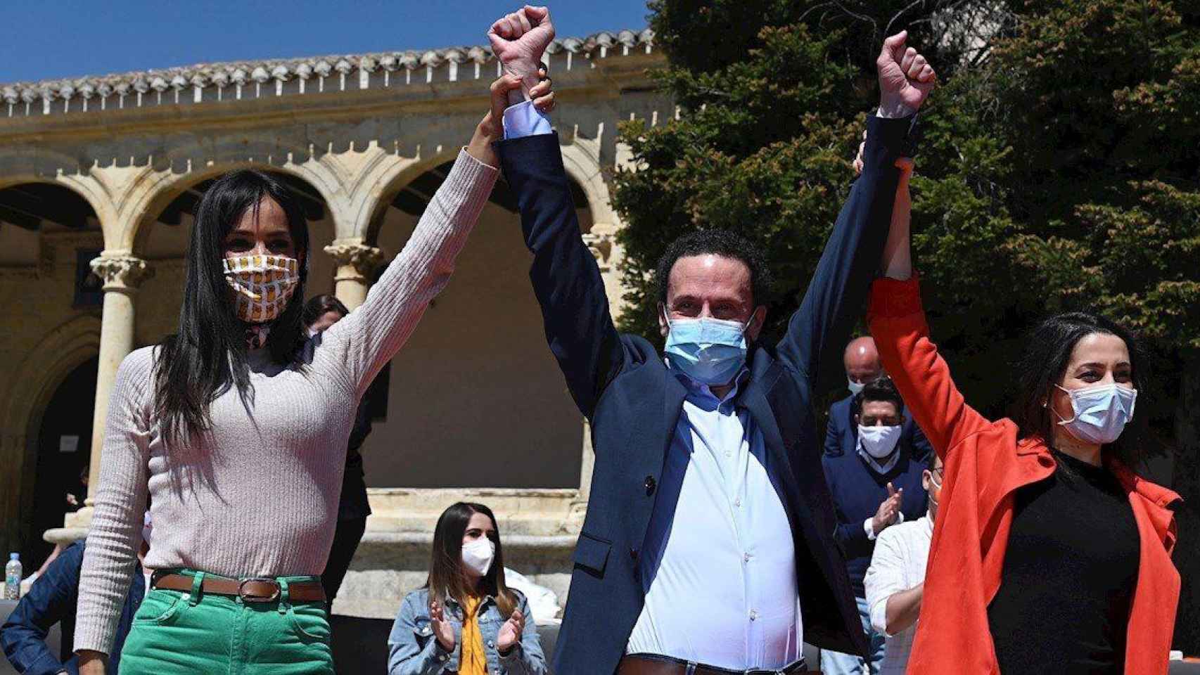 El candidato de Ciudadanos a la Comunidad de Madrid, Edmundo Bal (c), en un acto de la campaña electoral junto a la presidenta del partido, Inés Arrimadas (d) y la vicealcaldesa de Madrid, Begoña Villacís / EFE