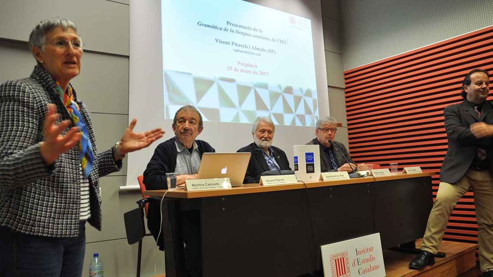 Martina Camiade, galardonada con la Creu de Sant Jordi que otorga la Generalitat, en un acto del Institut d'Estudis Catalans / IEC