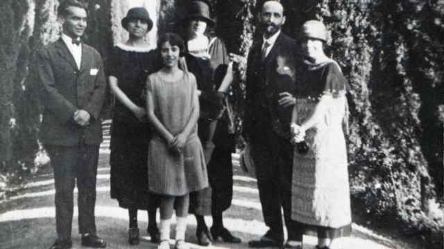 Federico García Lorca, Zenobia Camprubí, Isabel García Lorca, Emilia Llanos, Juan Ramón Jiménez y Concha García Lorca, en el Paseo de los Cipreses del Generalife, en el verano de 1924. FUNDACIÓN FGL