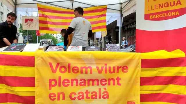 Parada de Plataforma per la Llengua en el pasado Sant Jordi con una pancarta contra el bilingüismo: Queremos vivir plenamente en catalán / @llenguacat (TWITTER)