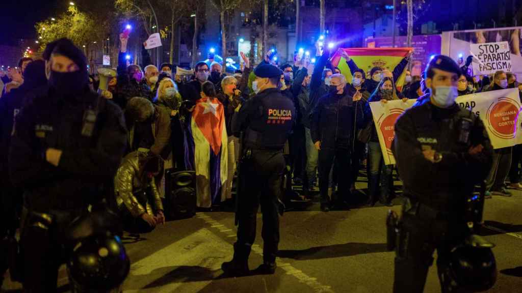 Un grupo de personas se concentra en la avenida Meridiana de Barcelona / EUROPA PRESS