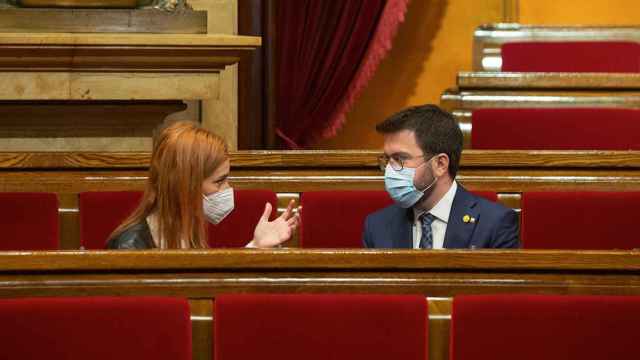 La presidenta de los comuns en el Parlament, Jéssica Albiach, conversa con Pere Aragonès / EUROPA PRESS