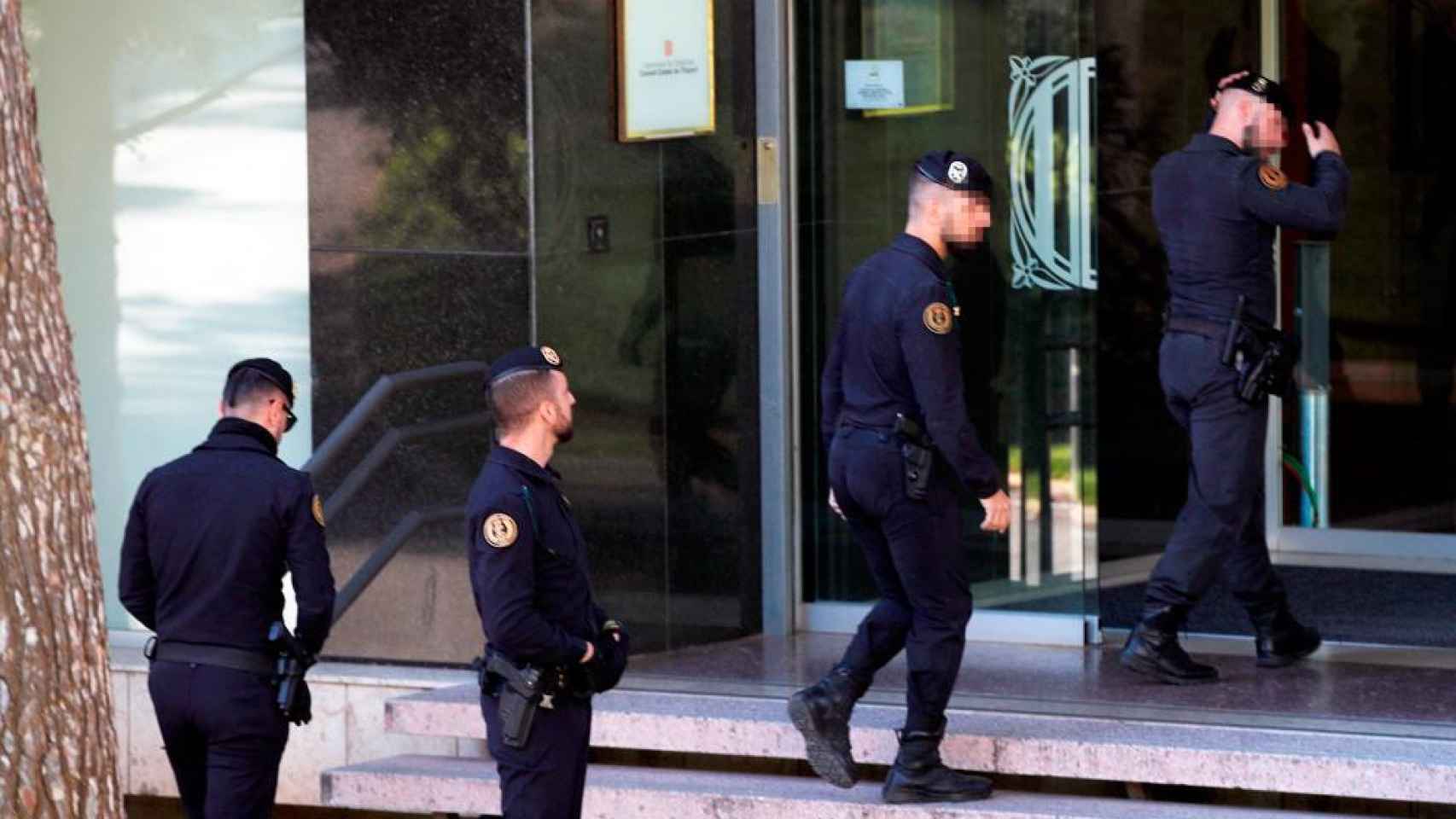 Agentes de la Guardia Civil en la secretaría general del Deporte durante la Operación Voloh / EFE