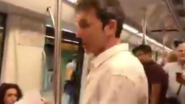 Predicador 'indepe' en el metro de Barcelona / TWITTER