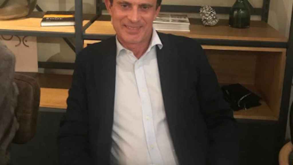 El exprimer ministro francés Manuel Valls cena en la pizzería Bo Di Napoli, asediada por el independentismo / TWITTER