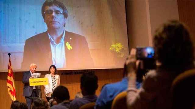 El 'expresident' prófugo, Carles Puigdemont, durante un acto de la Crida per la República / EFE