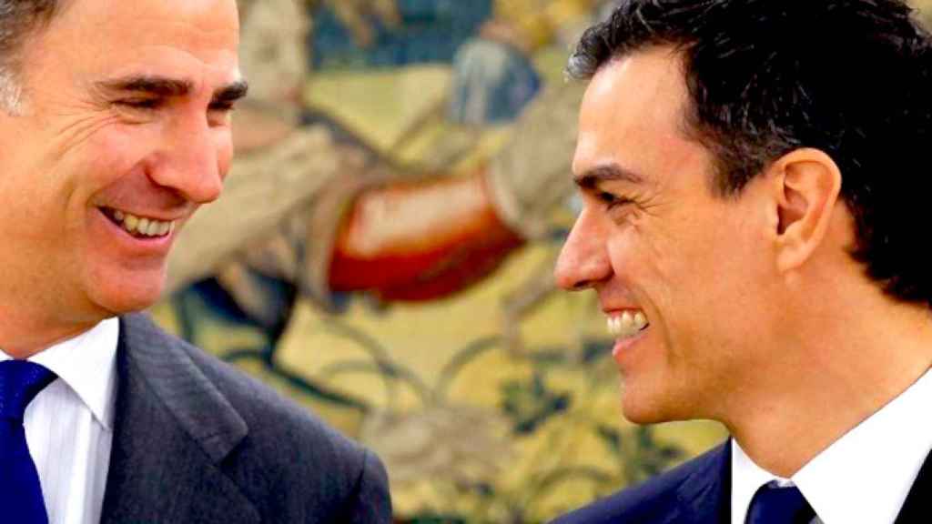 El rey Felipe VI, en una imagen de archivo junto a Pedro Sánchez / EFE