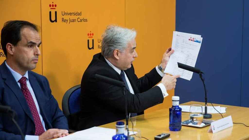 El rector de la Universidad Rey Juan Carlos junto a uno de los profesores, explicando el caso de Cifuentes en rueda de prensa / EFE