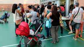 Padres y alumnos de la Escola Diputació de Barcelona durante la votación del referéndum ilegal del 1-O / EFE