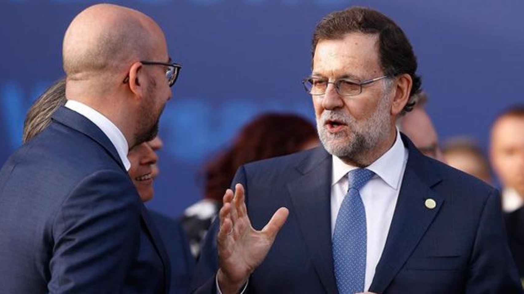 El presidente del Gobierno, Mariano Rajoy, saluda al primer ministro belga, Charles Michel, en Gotemburgo (Suecia) / EP