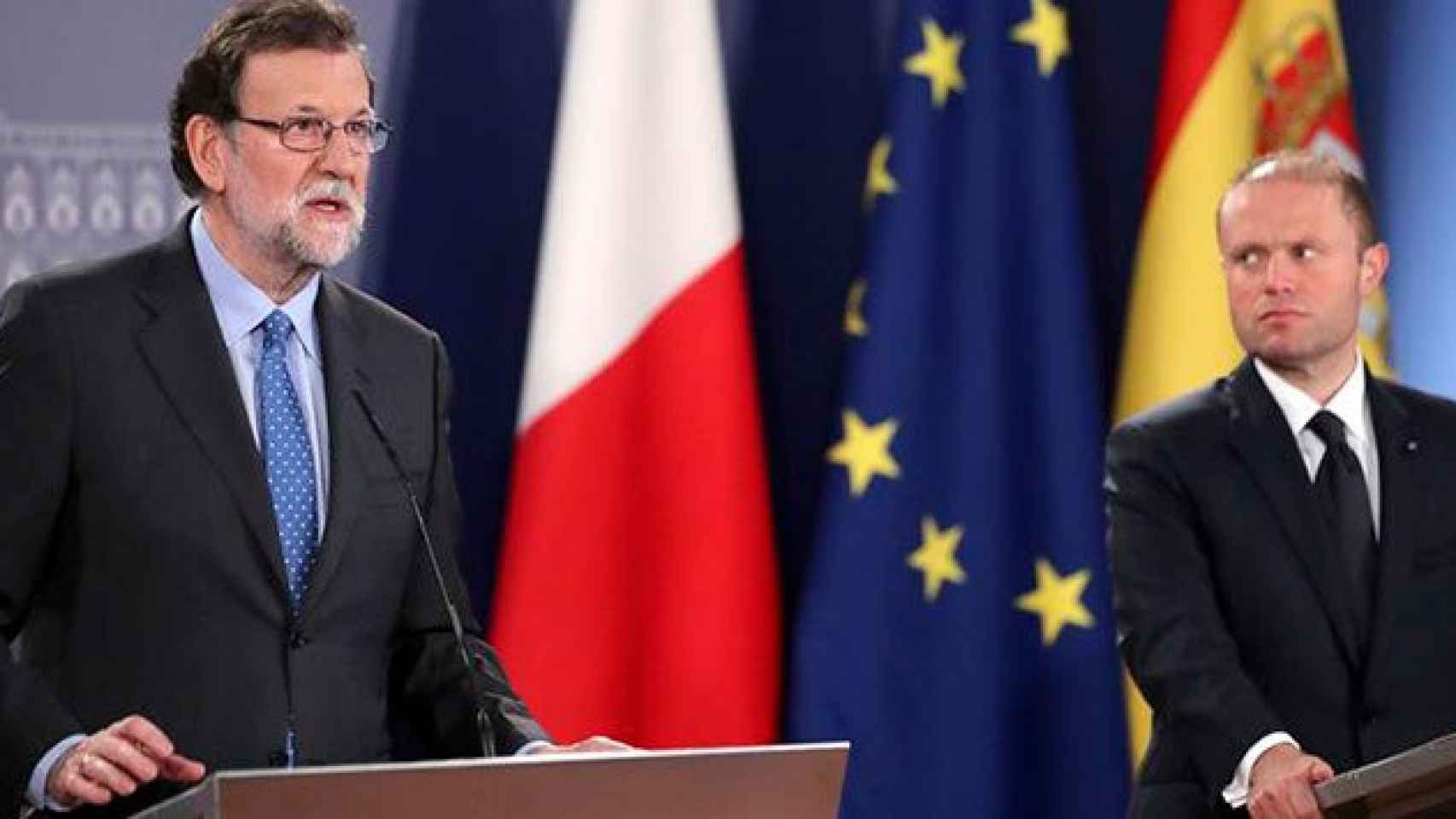 El presidente español, Mariano Rajoy, junto al primer ministro maltés y presidente de turno de la UE, Joseph Muscat, tras su encuentro de este miércoles en Malta / EFE