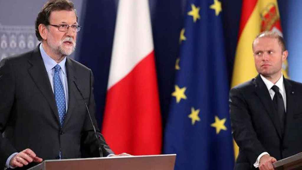 El presidente español, Mariano Rajoy, junto al primer ministro maltés y presidente de turno de la UE, Joseph Muscat, tras su encuentro de este miércoles en Malta / EFE