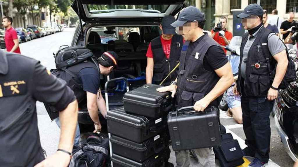 Registro de la Guardia Civil en la sede de la fundación CatDem, vinculada a la antigua CDC / EFE