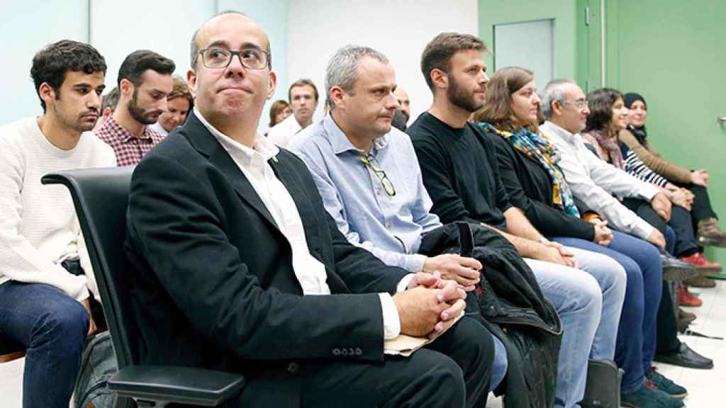 El primer teniente de alcalde y alcalde accidental de Badalona, Oriol Lladó (i), junto al tercer teniente de alcalde, Josep Téllez (c), en la Ciutat de la Justicia, donde han sido citados hoy ante el juez en relación con la decisión del consistorio de abr