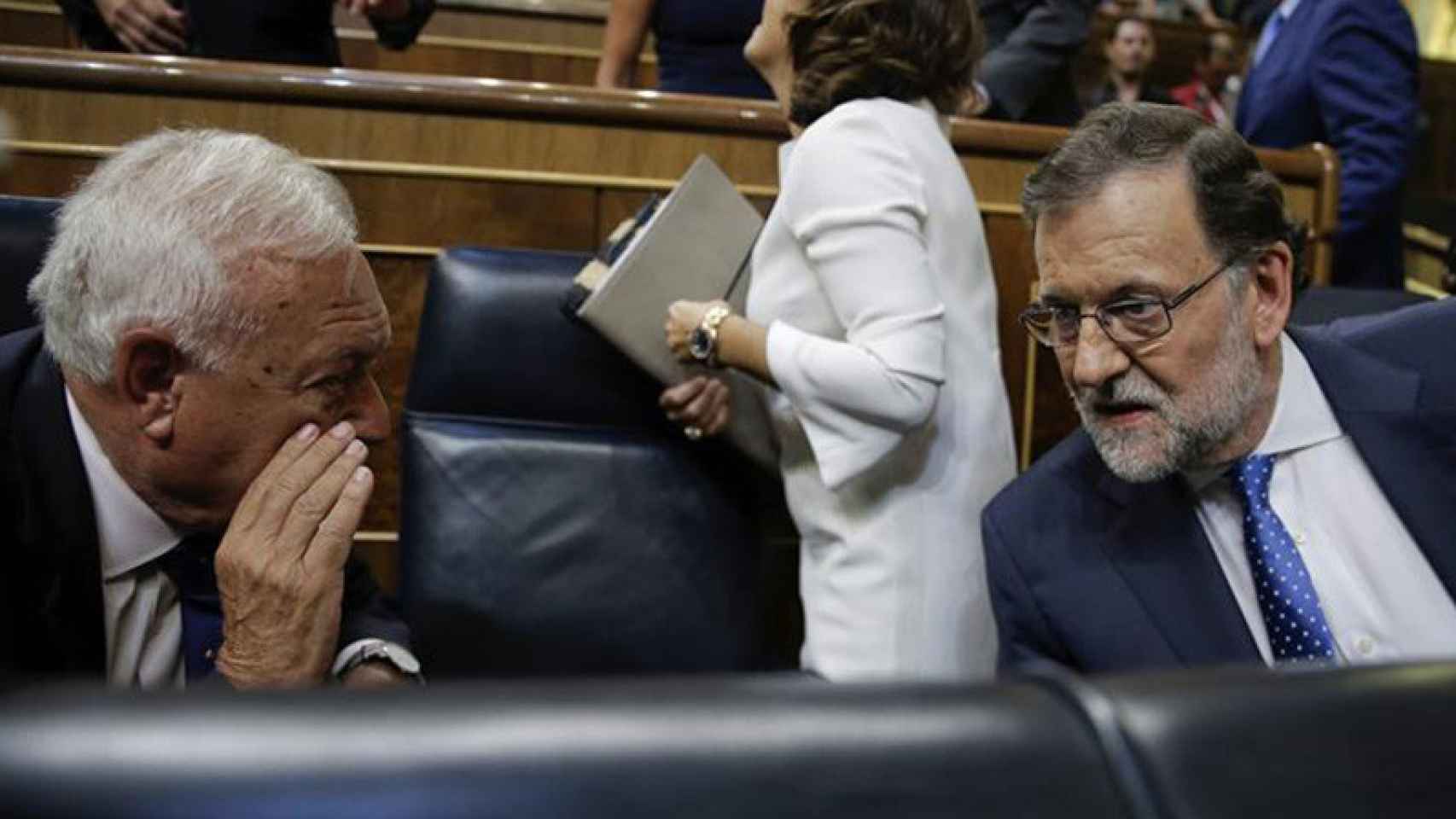 El presidente del Gobierno en funciones, Mariano Rajoy, conversa con el ministro de Asuntos Exteriores, José Manuel García-Margallo, en la sesión de investidura. / EFE