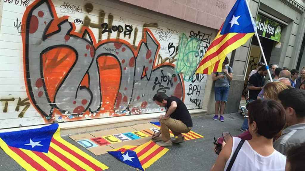 'Esteladas' depositadas en la puerta de la sede central de la CUP en protesta por haber vetado los presupuestos.