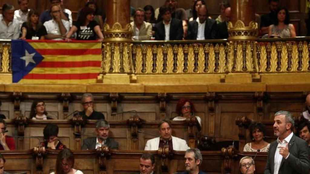 'Estelada' colgada durante el pleno municipal de adhesión a la AMI