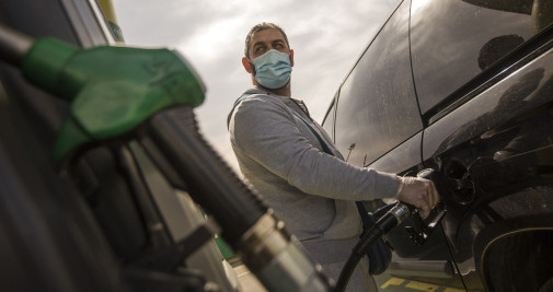 Un hombre se dispone a echar gasolina a su vehículo en una estación de servicio de Zaragoza / EFE/Toni Galán