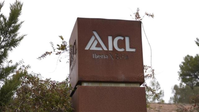 Logo de la empresa que gestiona la mina de Súria / LUIS MIGUEL AÑÓN (CG)